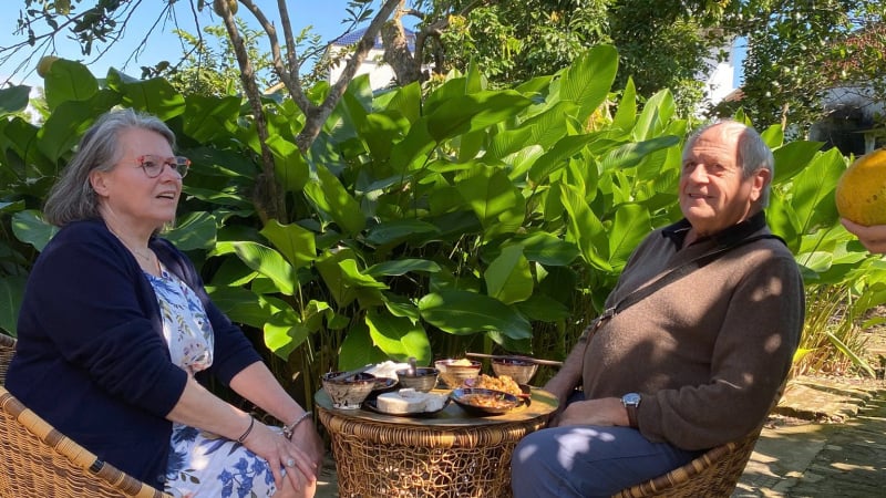 du-lich-hung-yen:-du-khach-nuoc-ngoai-bat-ngo-thot-len-cau-nay-khi-den-lang-det-dui-nam-cao