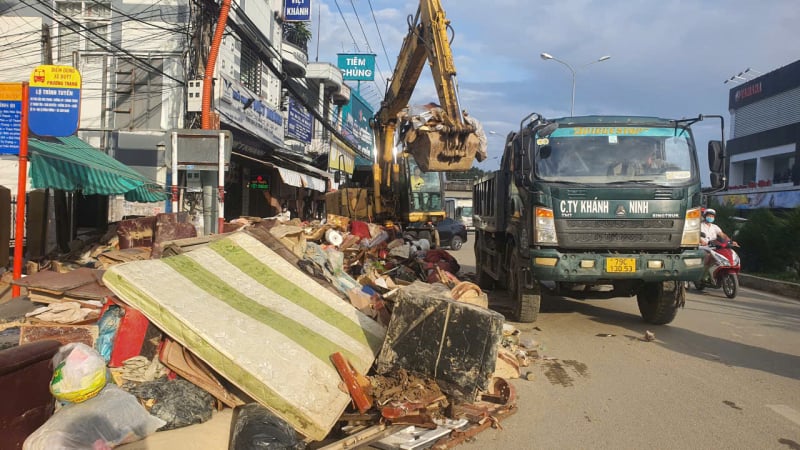 khanh-hoa-ngap-rac-sau-mua-lu-lich-su,-luc-luong-chuc-nang-thu-gom-xuyen-dem