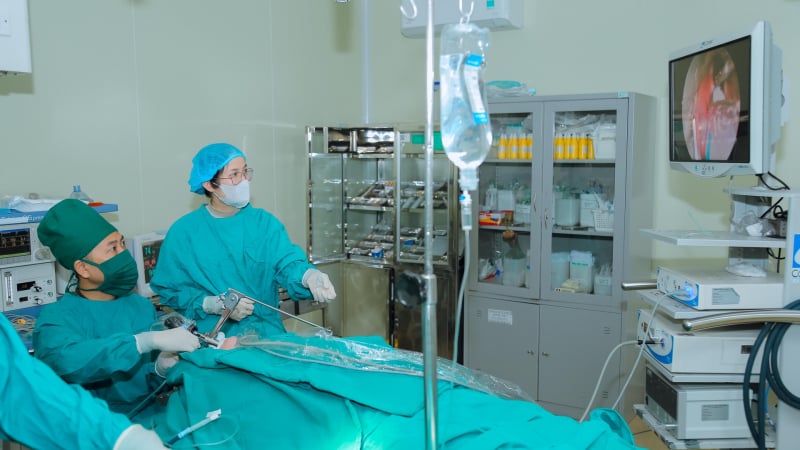 chua-mai-khong-khoi,-nam-benh-nhan-bay-tu-ha-lan-sang-viet-nam-de-phau-thuat-noi-soi