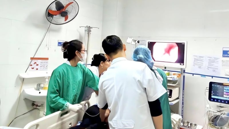 be-4-tuoi-nuot-di-vat-sac-nhon-khi-dang-choi-dua-voi-chi-gai