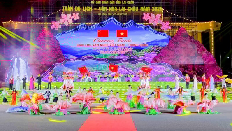 dem-bien-cuong-huu-nghi-suoi-am-pho-nui-lai-chau-bang-sac-mau-van-hoa-viet-–-trung