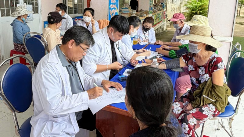 1.000-nguoi-dan-tai-ron-lu-hoa-thinh-duoc-kham-va-cap-thuoc-mien-phi