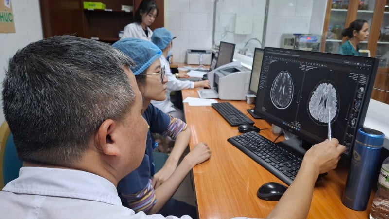 xin-hut-thu-thuoc-la-dien-tu,-nu-nhan-vien-quan-an-bat-tinh-tai-cho,-ton-thuong-nao-nang