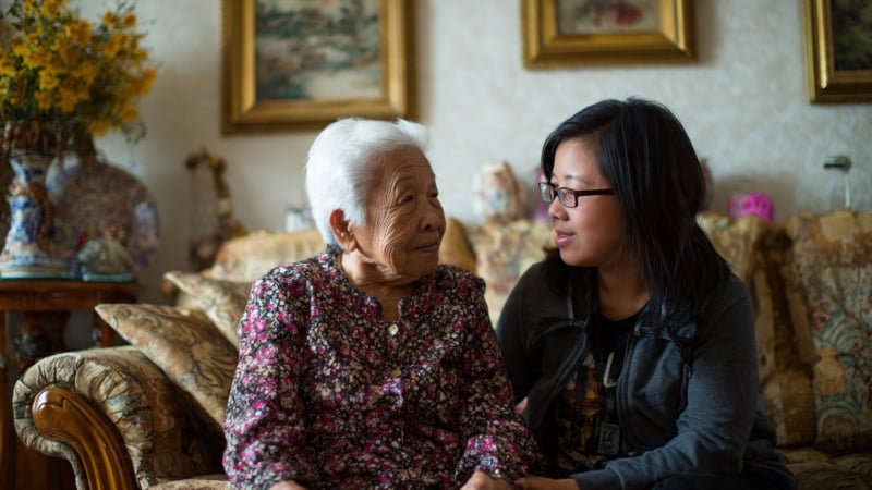 me-chong-kho-tinh-nhung-toi-vua-sinh-con-thi-ba-dui-cho-mon-qua-tien-ty