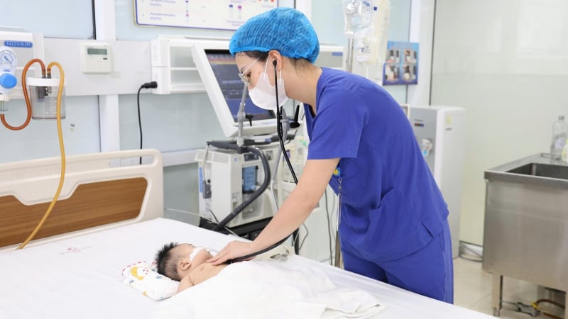 tuong-ho-sot-thuong,-be-2-thang-tuoi-tim-tai,-nguy-kich