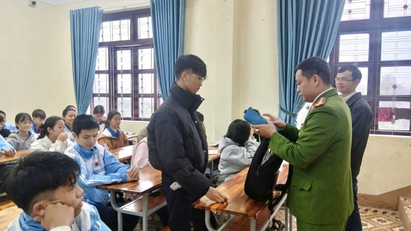 quang-tri:-nha-truong-cung-cong-an-kiem-tra-dot-xuat-do-dung-hoc-sinh,-ngan-ngua-bao-luc-hoc-duong