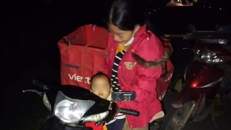 xot-xa-nguoi-me-cho-con-nho-di-ship-hang-giua-dem,-roi-dien-thoai-cung-toan-bo-tien-hang