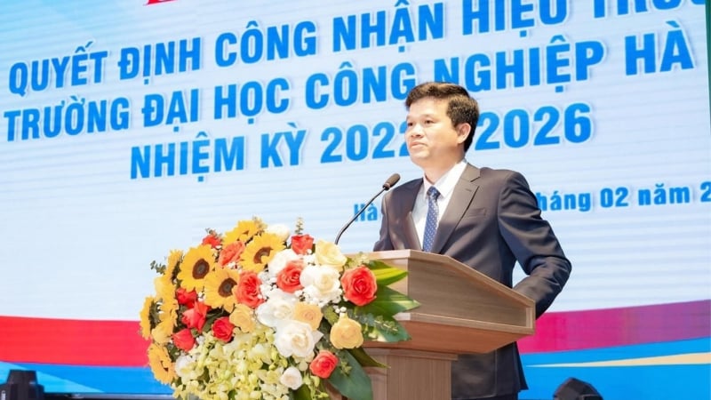 tan-pho-giao-su-la-hieu-truong-mot-truong-hot-o-ha-noi,-nhan-bang-tien-si-tai-han-quoc