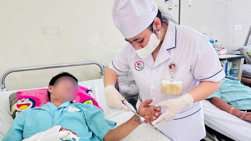 khanh-hoa:-noi-thanh-cong-co-tay-dut-lia-cho-benh-nhan