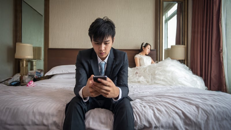 dem-tan-hon,-vua-hao-huc-om-vo-moi-thi-mot-tin-nhan-khien-toi-lanh-song-lung