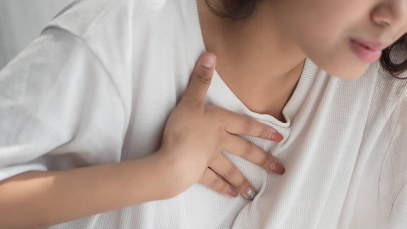 nuot-vuong,-nong-rat-vung-sau-xuong-uc,-nguoi-phu-nu-di-kham-phat-hien-nguyen-nhan-khong-ngo