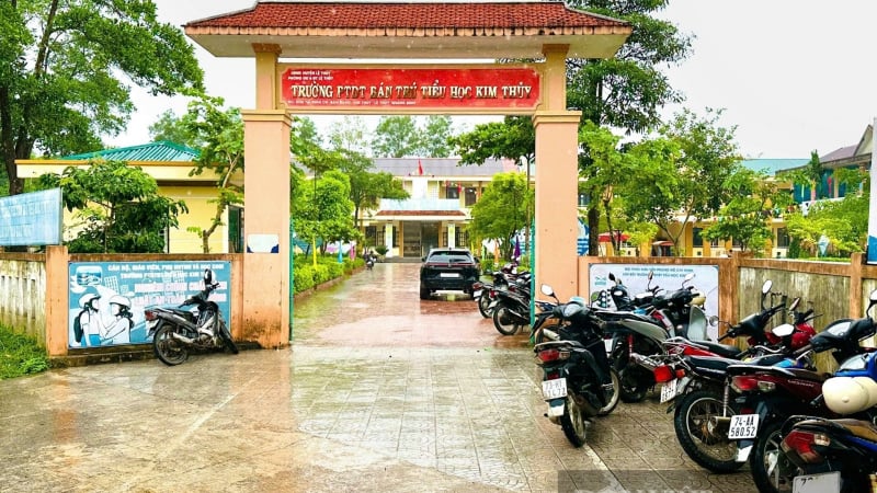 quang-tri:-cach-chuc-hieu-truong,-pho-hieu-truong-mot-truong-hoc-sau-vu-hang-chuc-hoc-sinh-ngo-doc