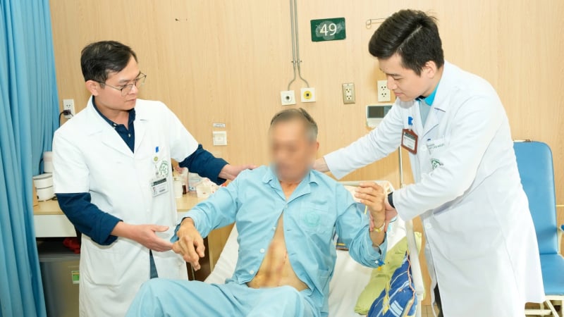 gianh-giat-tung-giay-cuu-benh-nhan-vo-phinh-dong-mach-chu-bung,-mat-gan-het-mau-trong-nguoi