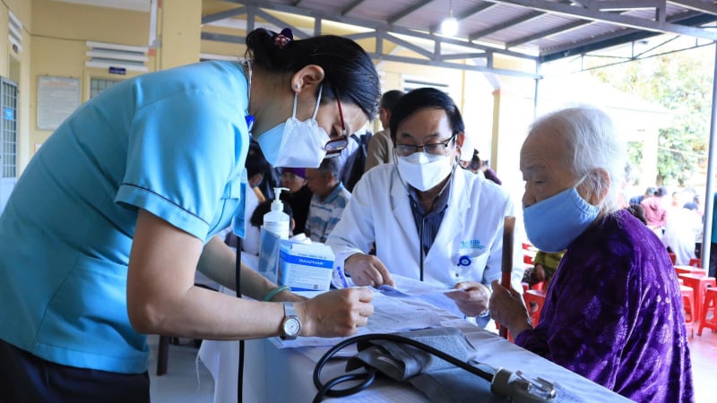 500-nguoi-dan-vung-lu-o-dak-lak-duoc-kham-benh,-phat-thuoc-mien-phi