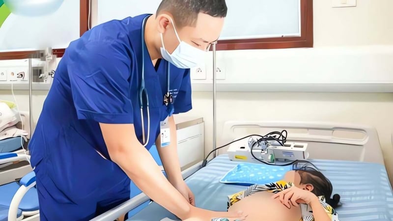 be-6-tuoi-nguy-kich,-nhiem-khuan-huyet,-viem-co-tim-cap,-suy-da-tang-chi-vi-benh-tuong-don-gian