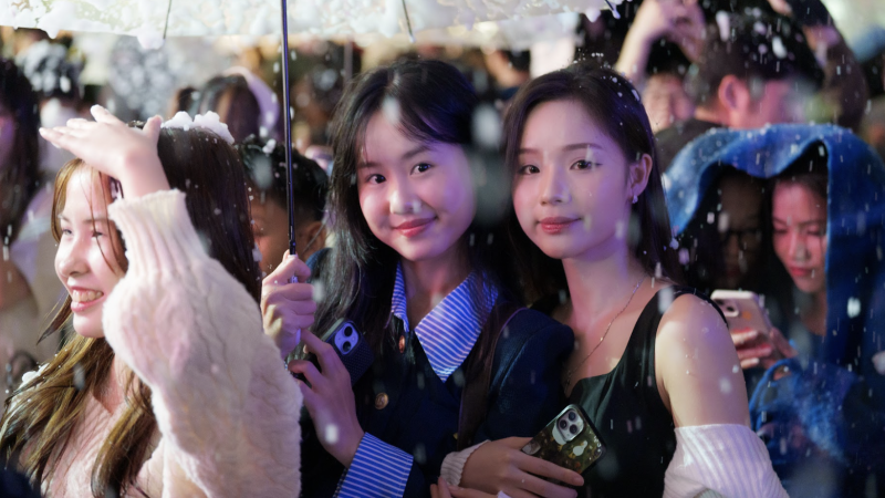 hang-nghin-trai-xinh,-gai-dep-o-ha-noi-thich-thu-ngam-tuyet-roi-trong-dem-giang-sinh-2025