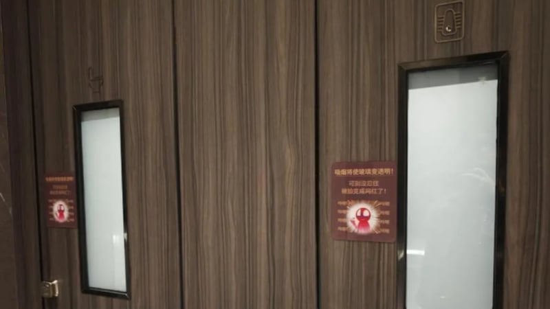 trung-tam-thuong-mai-lap-kinh-tu-trong-suot-o-nha-ve-sinh-de-phat-hien-nguoi-hut-thuoc