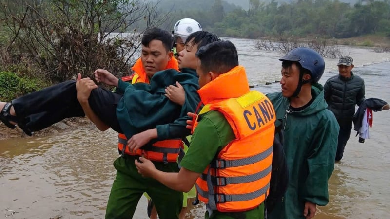 be-trai-13-tuoi-bi-nuoc-cuon-troi-ca-nguoi-va-xe-may-duoc-cuu-kip-thoi