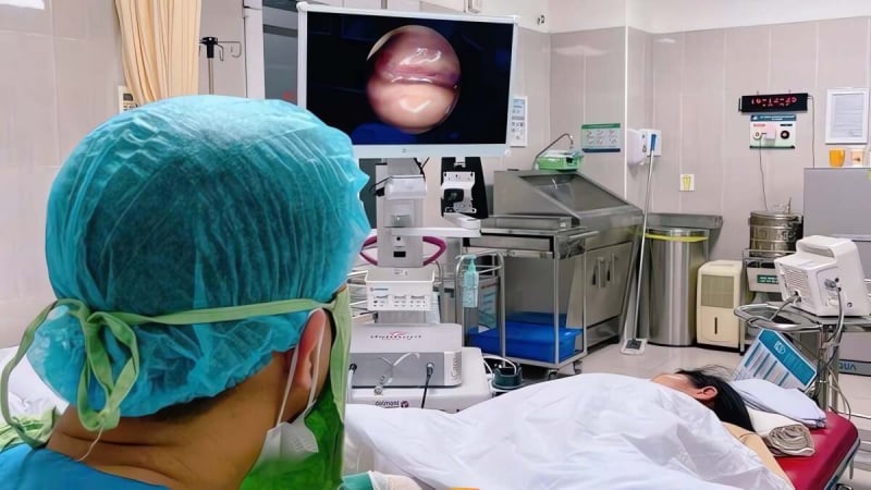 chu-quan-voi-rong-kinh-keo-dai,-co-gai-tre-doi-dien-voi-noi-dau-don,-hoi-tiec