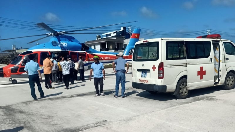 truc-thang-chuyen-gap-thay-giao-tu-dao-phu-quy-vao-dat-lien-cap-cuu