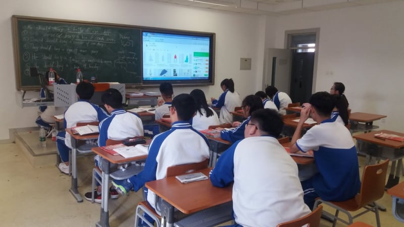 hoc-sinh-dung-bui-phan-“hack”-tu-khoa-lop-de-lay-dien-thoai-khien-cu-dan-mang-sung-so