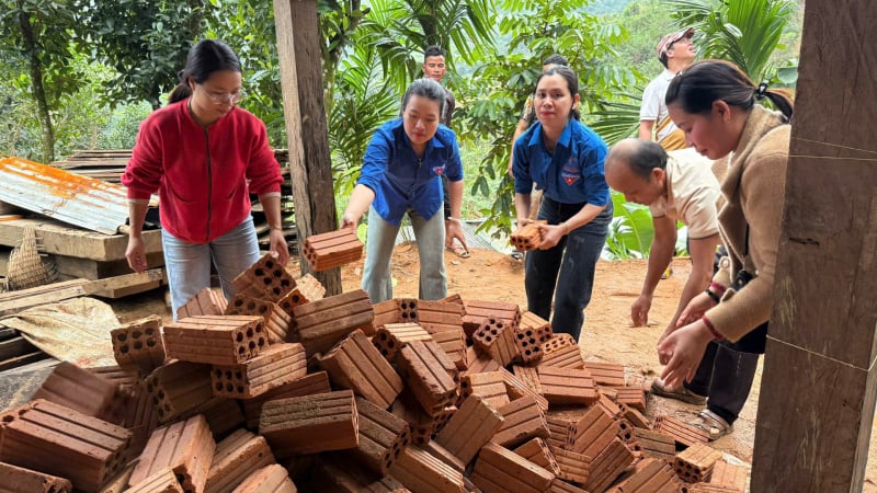 da-nang:-nguoi-thay-vung-cao-ke-chuyen-sua-nha-cho-dan-sau-bao-lu