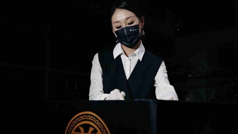 nu-nhan-vien-mai-tang-xinh-dep-bi-chi-trich-vi-trang-diem,-xit-nuoc-hoa-khi-lam-viec