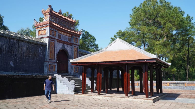 sau-trung-tu-hon-6-ty-dong,-lang-hoang-thai-hau-tu-du-xuat-hien-them-nha-ruong-“la”