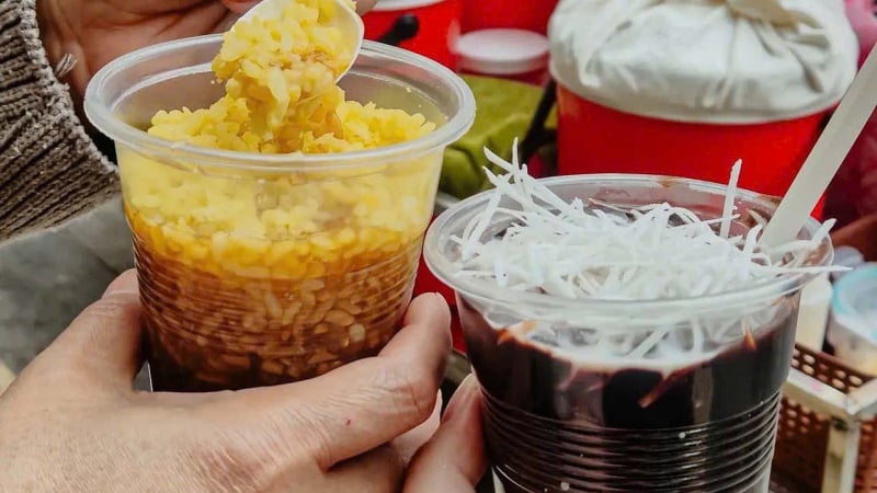 du-lich-ha-noi:-nguoi-dan-ba-giu-vi-che-co-truyen-giua-long-pho-co