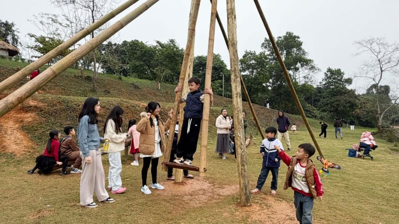 ha-noi-tet-duong-lich-co-gi?:-hang-nghin-nguoi-do-ve-lang-van-hoa-–-du-lich-cac-dan-toc-viet-nam