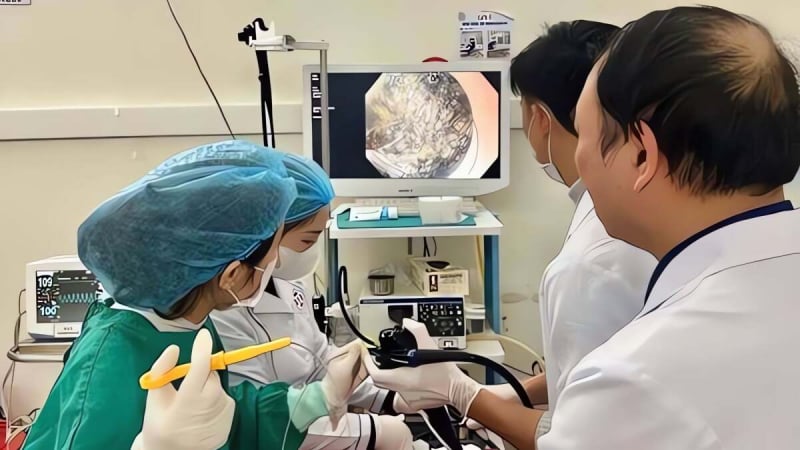 nghien-an-toc,-be-gai-5-tuoi-suy-dinh-duong-nang,-dau-bung-keo-dai