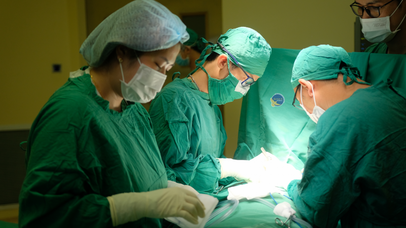 nam-cong-nhan-bi-thang-may-kep-co,-dut-lia-vanh-tai