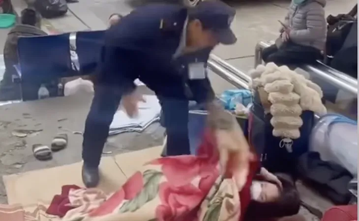 xon-xao-bao-ve-vo-cam-nem-chan-nguoi-nha-benh-nhan,-benh-vien-bach-mai-noi-gi?