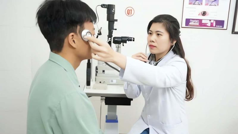 suyt-mat-thi-luc-vi-benh-ly-than-kinh-nguy-hiem-lai-tuong-dau-mat-do