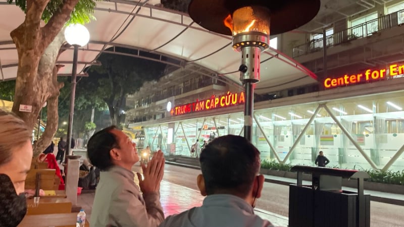 nhoi-long-canh-nguoi-than-benh-nhan-man-troi-chieu-dat-giua-dem-dong-o-benh-vien-bach-mai