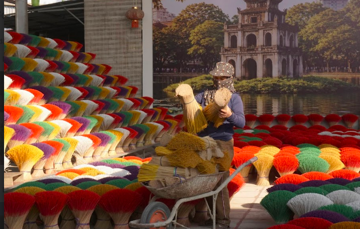 can-tet,-lang-huong-quang-phu-cau-ngap-sac-mau-ruc-ro