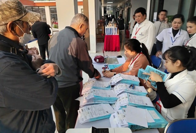 het-canh-xep-hang-tuyen-tren:-bac-si-dai-hoc-y-ha-noi-mang-phong-kham-ve-tram-y-te