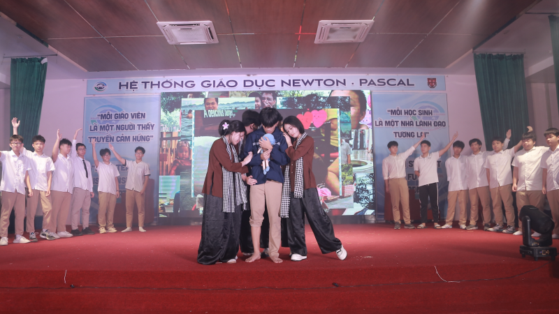 san-khau-hoa-tac-pham-van-hoc,-hoc-sinh-truong-lien-cap-newton-khien-ai-cung-xuc-dong