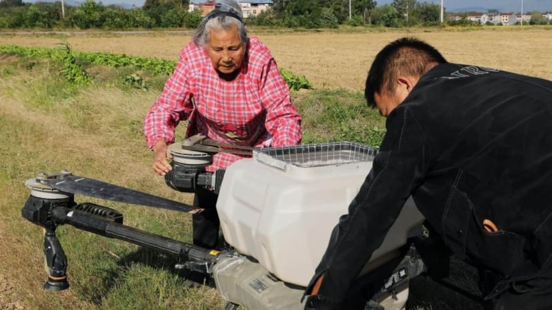 ba-ngoai-chat-choi-82-tuoi-gay-sot-vi-lai-drone-bon-phan,-livestream-ban-gao