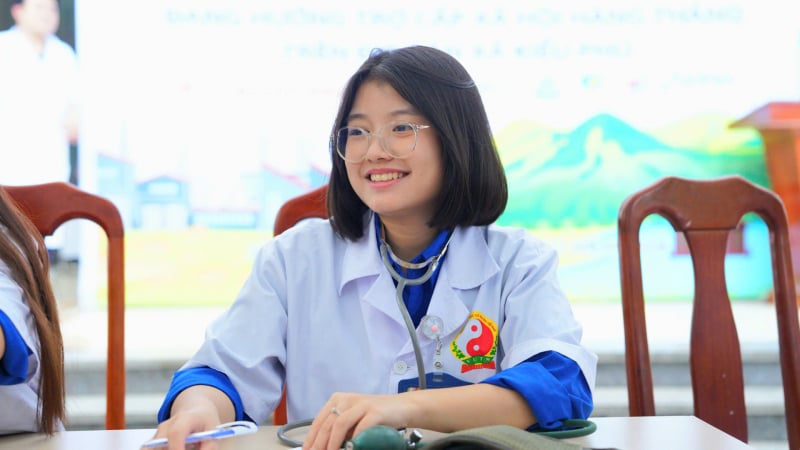 hoc-vien-y-–-duoc-hoc-co-truyen-viet-nam-kham,-phat-thuoc-mien-phi-cho-nguoi-dan