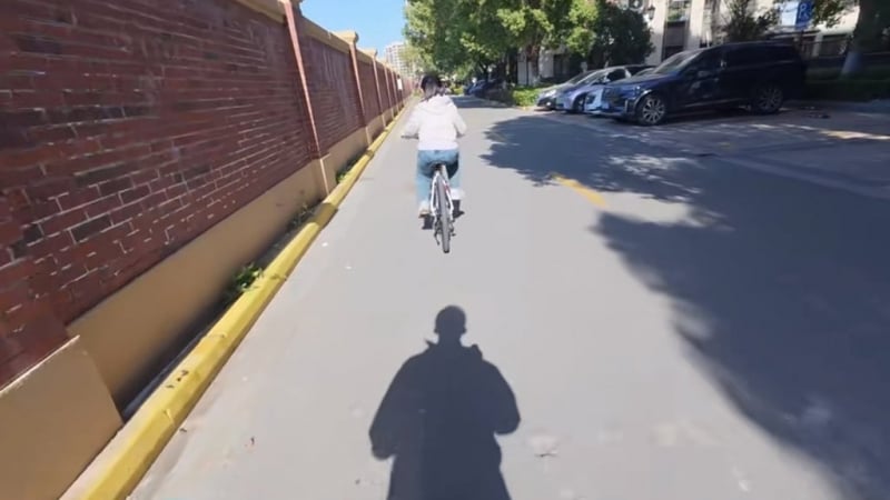 chang-trai-kiem-tien-ty-nho…-day-nguoi-lon-di-xe-dap