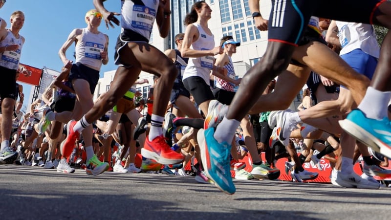 tranh-cai-chuyen-chay-voi-khach-de-ky-hop-dong,-chay-voi-sep-de…-giu-viec