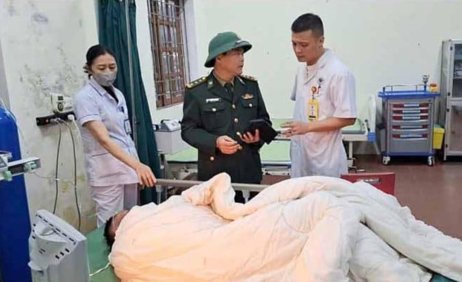 nghe-an:-tau-ca-lat-tren-bien-cua-lo,-2-anh-em-ruot-duoc-cuu-kip-thoi