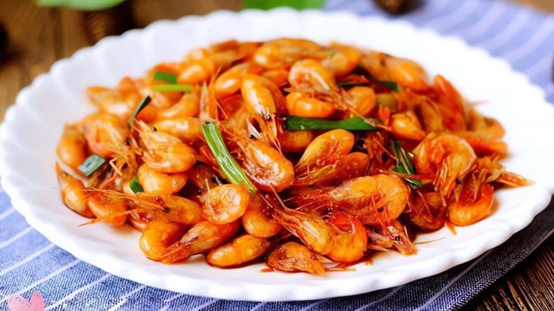 rang-tom-dung-cho-loai-nuoc-quoc-dan-nay,-chi-2-buoc-la-co-mon-tom-rang-thom-phuc