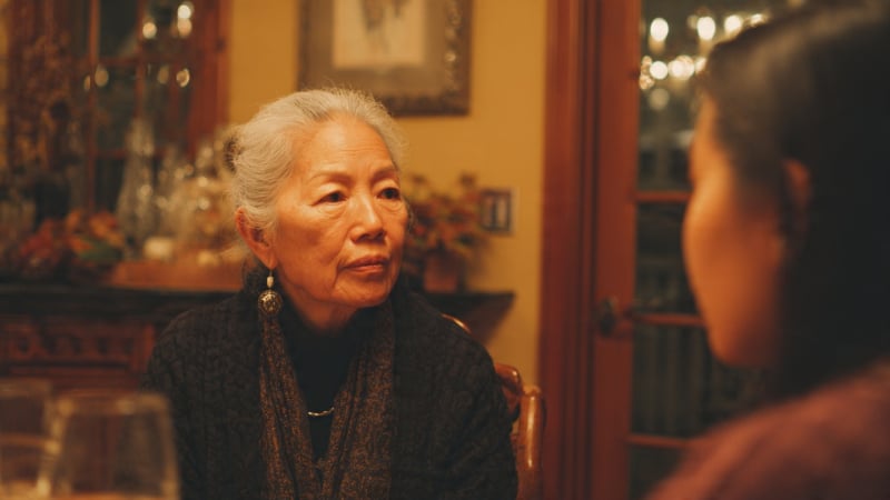 bi-me-chong-duoi-ra-khoi-nha-khi-mang-thai,-den-khi-con-lon-lai-mang-tien-doi-chau