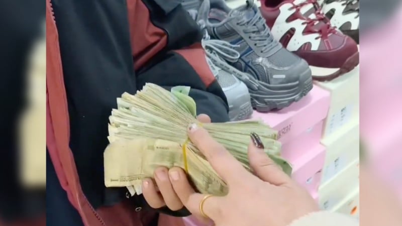 xuc-dong:-cau-be-tiet-kiem-tien-tieu-vat-suot-nua-nam-de-mua-qua-sinh-nhat-cho-me