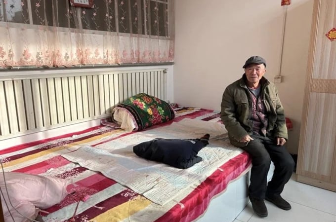 cu-ong-73-tuoi-tai-trung-quoc-chiu-ret-vi-tiec-tien-bat-lo-suoi