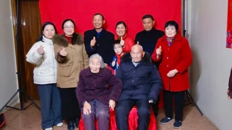 gia-dinh-4-the-he-hiem-co,-gay-sot:-ong-ba-tron-102-tuoi,-sinh-cung-ngay,-cung-thang