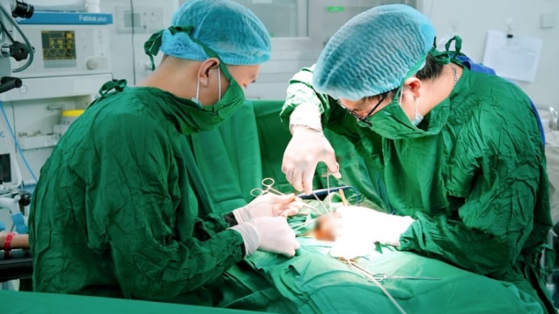 thieu-nien-phai-cat-bo-mot-ben-tinh-hoan,-canh-bao