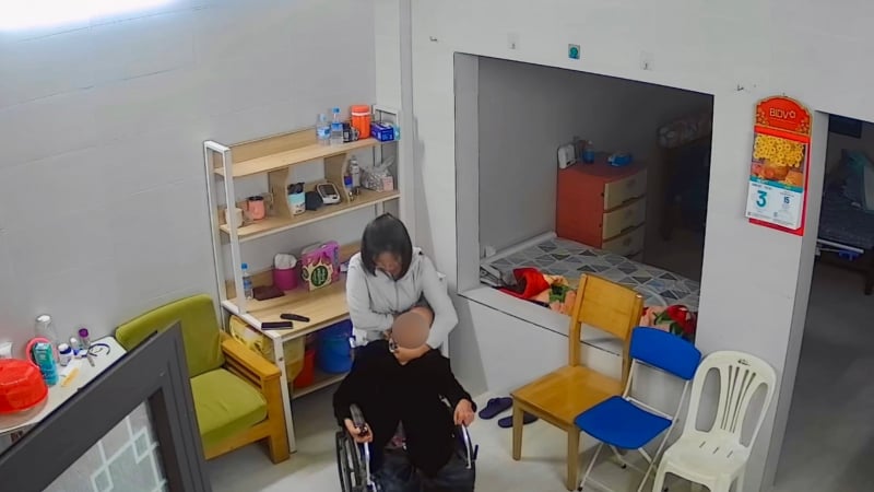 do-khoc-do-cuoi-thue-giup-viec:-cu-soc-niem-tin-voi-gia-dinh,-vet-thuong-voi-van-hoa-xa-hoi